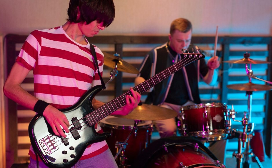Jovenes tocando guitarra y bateria