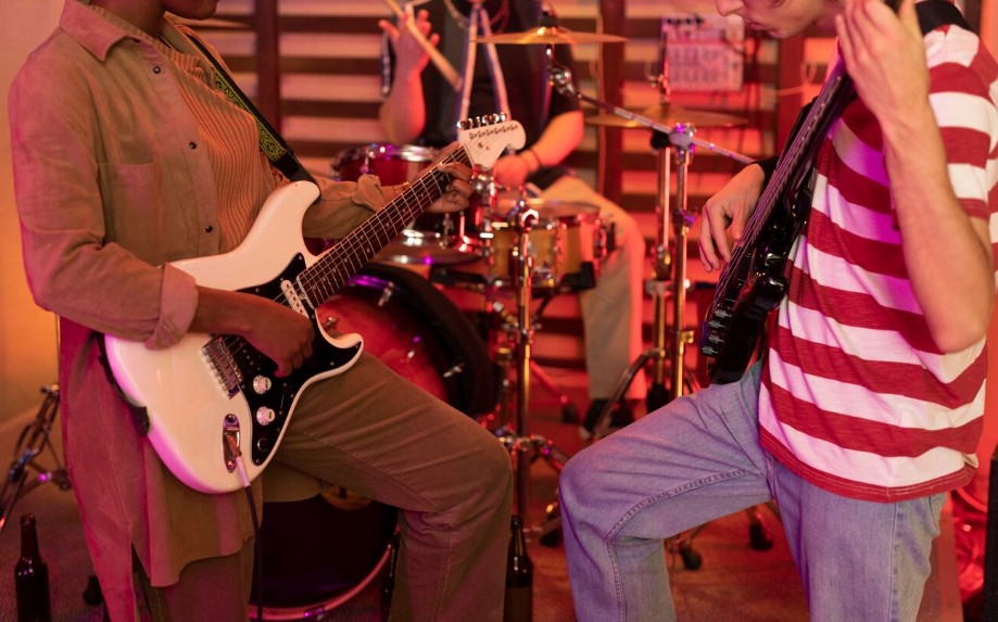Jovenes tocando guitarras y bateria
