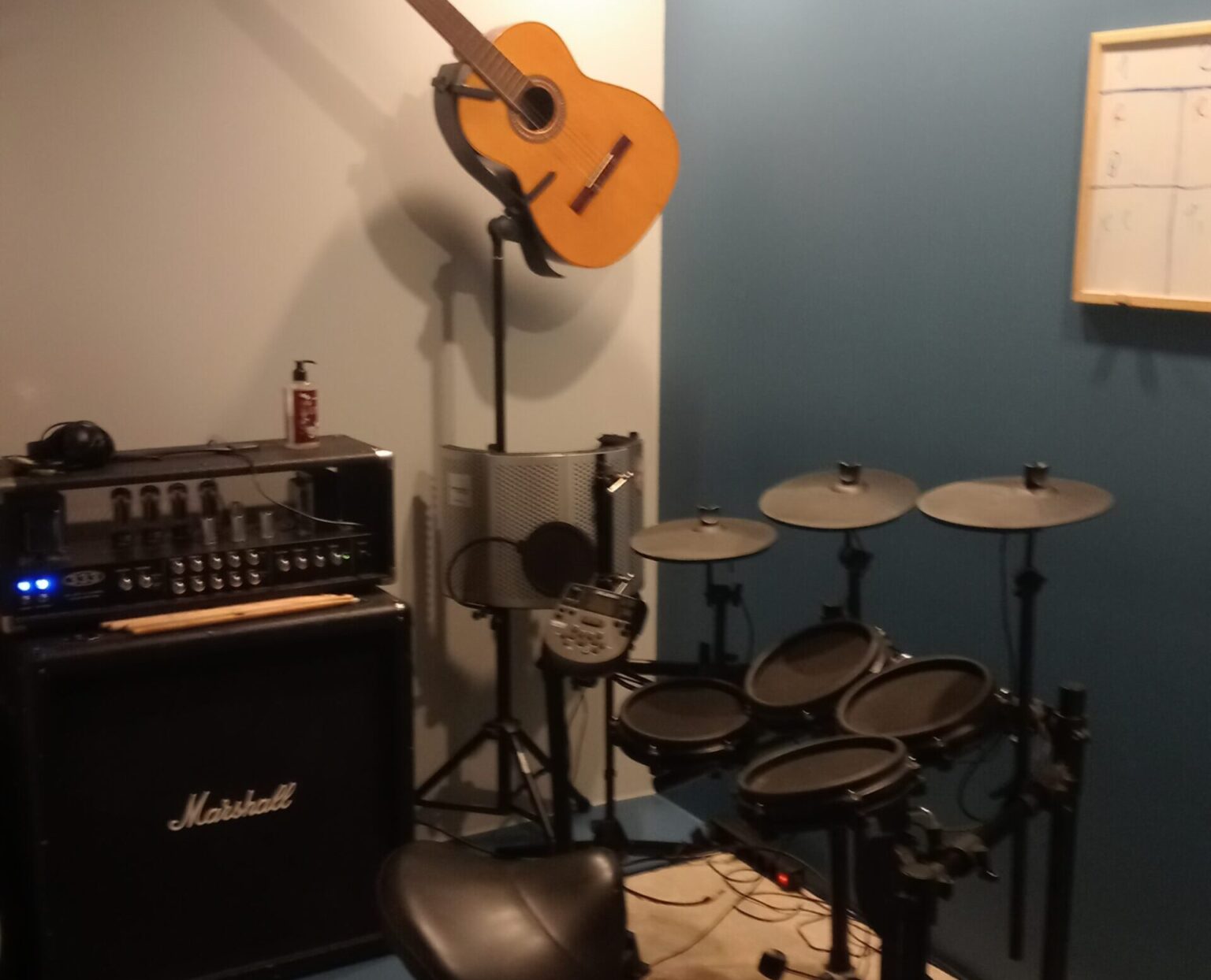 Los instrumentos de la escuela, bateria, guitarras