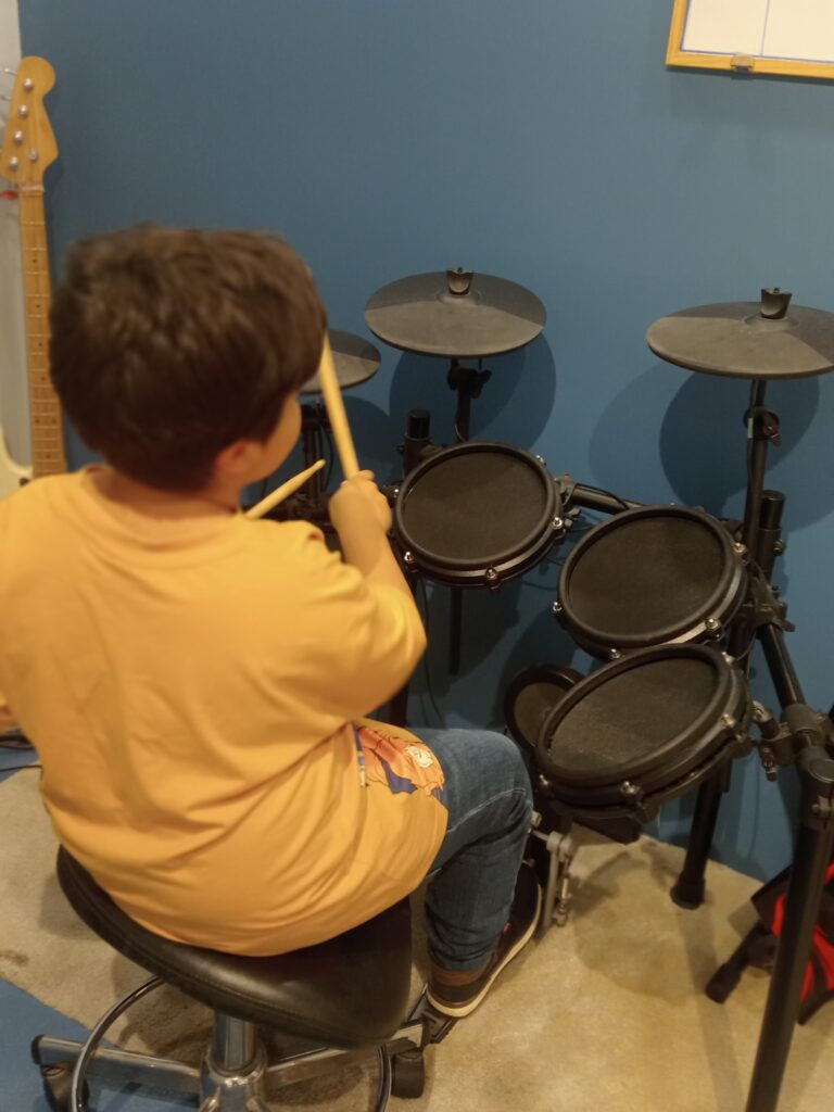 NIÑO tocando bateria