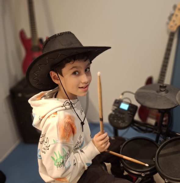 NIÑO tocando bateria