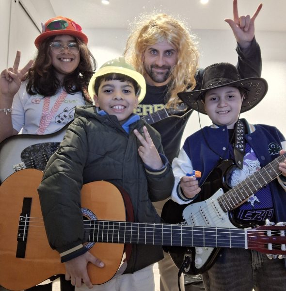 Profesor y alumnos diviertodose en clases