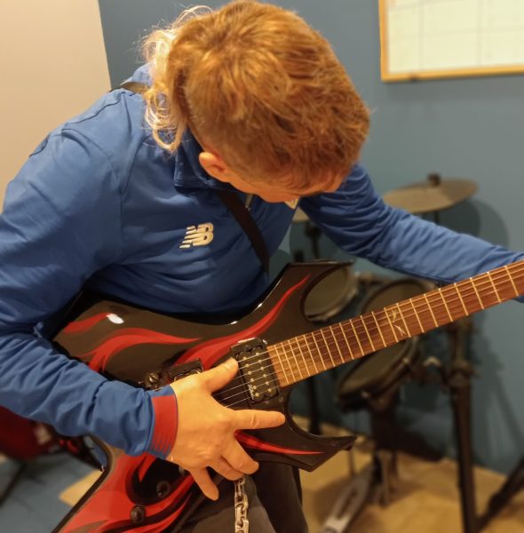 Adulto aprendiendo a tocar guitarra
